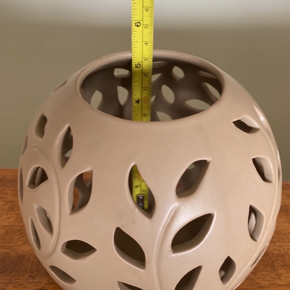 Tea Light Holder Ceramic with Matte finish Exc Shape - Picture 2 of 5